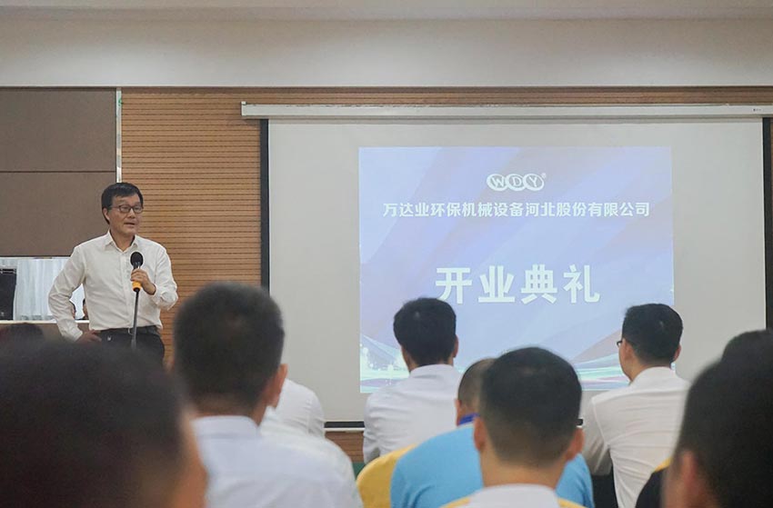 隨后原河南洛陽(yáng)耐火研究院院長(cháng)周寧生致辭。